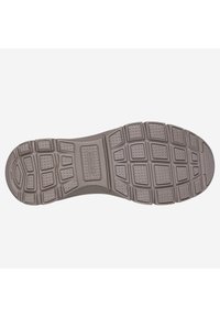 Suela de zapato en goma gris claro con patrones en la superficie y textura. Diseño contorneado para mayor agarre y flexibilidad.