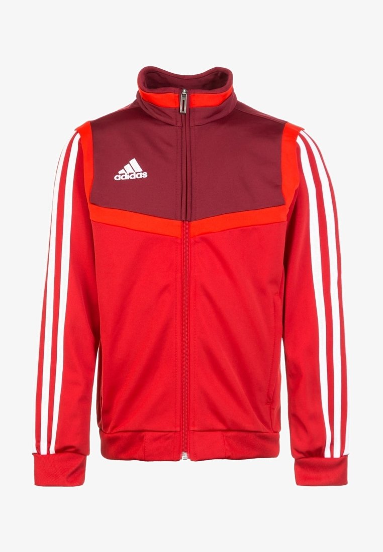Chaqueta de chándal roja de Adidas con un panel superior color burdeos, rayas blancas a lo largo de las mangas, cuello alto y cierre frontal con cremallera.