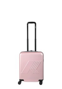 Stevige koffer met harde schaal in glanzend roze, voorzien van een zwart intrekbaar handvat, dubbele wielen en een textuurpatroon aan de voorkant.