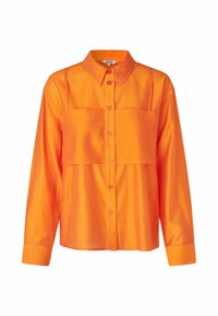 Camicia arancione con bottoni, dotata di colletto, maniche lunghe, due tasche frontali e una texture liscia simile alla seta.