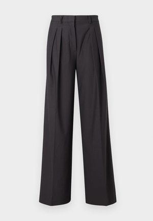 Pantaloni a gamba larga in tessuto grigio scuro, con pieghe frontali, una texture liscia, vita media e passanti per cintura.