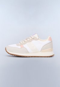 Baskets basses beige et blanches avec des accents rose clair, lacets sur le devant, semelle texturée et logo sur le panneau latéral.