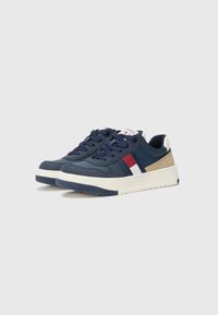Baskets bleu marine en matériau synthétique avec une bande blanche et rouge, présentant des lacets ronds, une semelle en caoutchouc et un design léger.