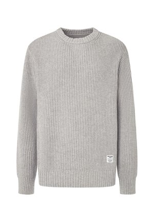 Sivý rebrovaný sveter s dlhými rukávmi, okrúhlym výstrihom a malou značkovou etiketou vľavo dole. Vyrobený z mäkkého, textúrovaného pleteného materiálu.
