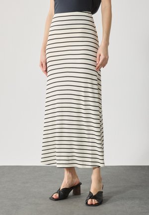 Stripete maxiskjørt i kremfarge med tynne svarte horisontale striper. Laget av mykt stoff, har en flytende design ned til ankler.