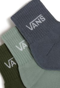 Tre par af ankelstrømper i mørkegrønne, lysegrønne og mørkegrå nuancer; ribbede tekstur med "VANS"-logo i kontrasterende farve øverst.