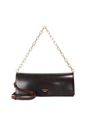 Donkerbruine gestructureerde rechthoekige clutch met een gouden kettingriem en een kleinere verstelbare leren riem, gebrandmerkt met "Dune" in gouden letters.
