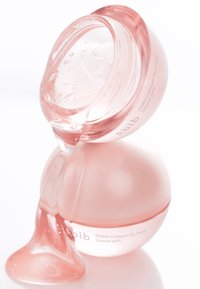 Masque pour les lèvres au collagène PDRN dans un pot rose translucide avec une texture gelée lisse et brillante qui dégouline de son bord, mettant en avant un design minimaliste.