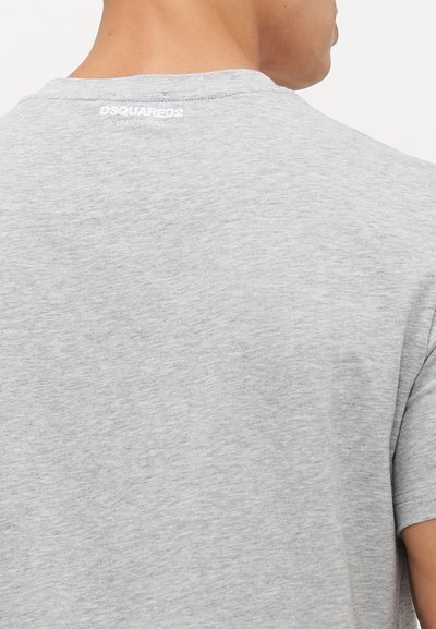 Grau Baumwoll-T-Shirt mit Rundhalsausschnitt, kurzen Ärmeln und einem kleinen Logetikett im Nackenbereich hinten. Weicher, strukturierten Stoff.