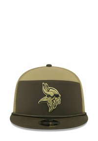 Grüne und khakifarbene Snapback-Cap mit flachem Schirm, die an der Vorderseite ein gesticktes Wikinger-Logo und eine strukturierte Oberfläche aufweist.