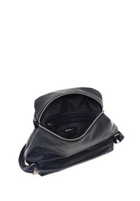 Mornarsko usnjeno torba z zgornjim zadrgo, prostorna notranjost in ena prilagodljiva naramnica. Notranjost vsebuje več žepov.