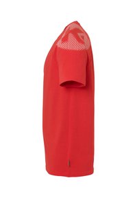 T-shirt rouge à manches courtes en coton. Avec un imprimé texturé sur l'épaule, une coupe droite et une petite étiquette en bas.