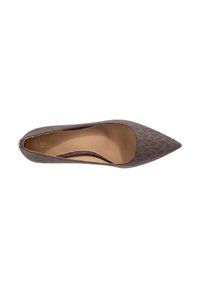 Chaussure plate marron texturée à bout pointu, avec une ouverture basse et une doublure intérieure beige vue de dessus sur fond blanc.