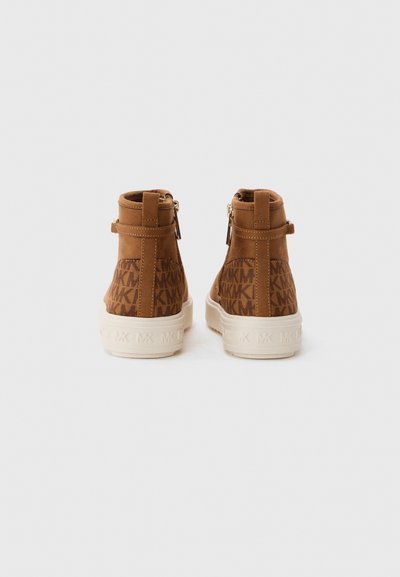 Braune Wildleder-Ankle-Boots mit Logo-Muster, ausgestattet mit einem Reißverschluss und einer kontrastierenden cremefarbenen Sohle. Texturierte Akzente an der Ferse.