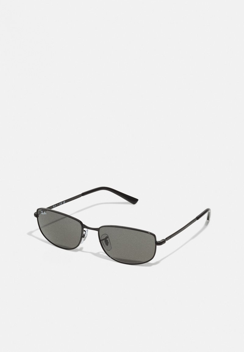 Ochelari de soare cu cadru negru din metal, cu lentile dreptunghiulare. Caracterizati printr-un design subțire și lentile cu nuanță gri, evidențiind un stil minimalist.