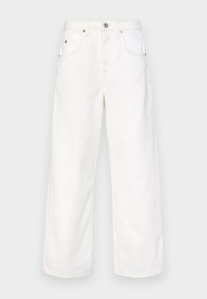 Fehér, széles szárú farmernadrág magas derékkal, két elülső zsebbel és fém díszítéssel. Tiszta vonalvezetés és minimális részletek jellemzik.