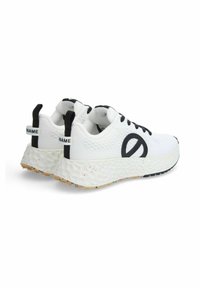 Witte sportieve schoenen met zwarte accenten, gestructureerde mesh bovenkant en groot logo aan de zijkant. Chunky, gemusterde zool met veelkleurige spikkels.