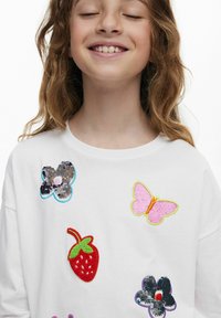 Desigual WITH APPLIQUE SHAPES - Langarmshirt - white