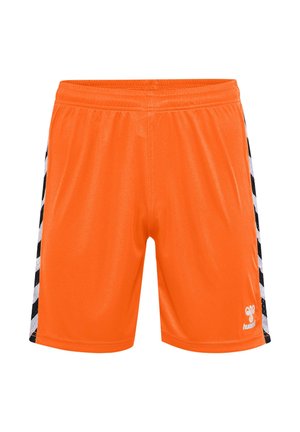Oranje sportieve shorts gemaakt van glanzende stof met een zwart-wit chevronstreep aan de zijkanten en een logo aan de onderzijde. 