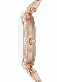 Roségoldene Uhr mit rundem Gehäuse, verziert mit Kristallen entlang der Lünette, und einem MK-Logo auf der Krone und den seitlichen Gliedern.