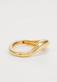 Anillo de oro con un diseño suave y ondulado. Acabado pulido, con una forma de bucle continuo y una textura sutil. Sin hardware ni acentos distintivos.