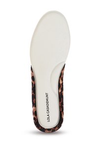 Plantilla con estampado de leopardo y bordes negros, con una suela blanca suave. Nombre de la marca "LOLA CASADEMUNT" impreso de forma visible en la plantilla.