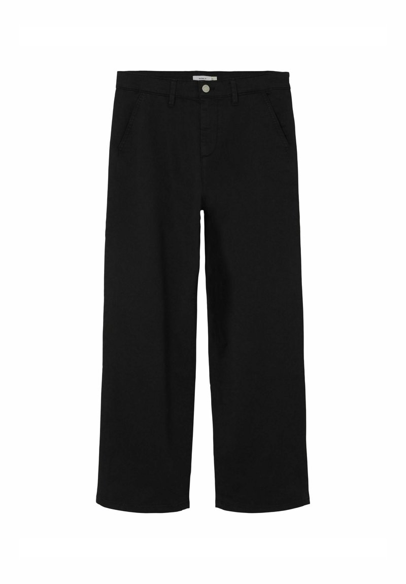 Zwarte rechte broek met zijzakken, riemlussen en een knoopsluiting op de tailleband op een witte achtergrond.