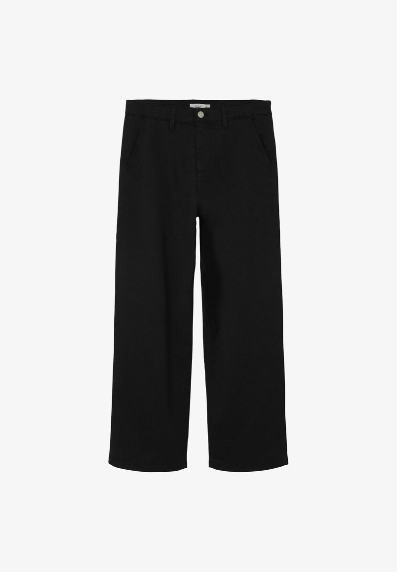 Zwarte rechte broek met zijzakken, riemlussen en een knoopsluiting op de tailleband op een witte achtergrond.