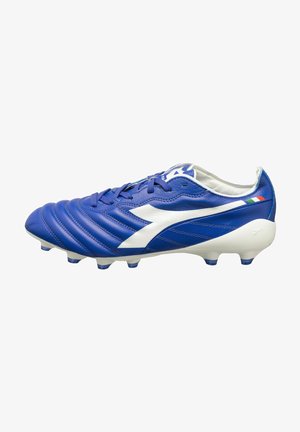 Scarpa da calcio blu in pelle con accenti bianchi, superficie testurizzata e cinque tacchetti. Presenta un design scanalato e un reto per il tallone.