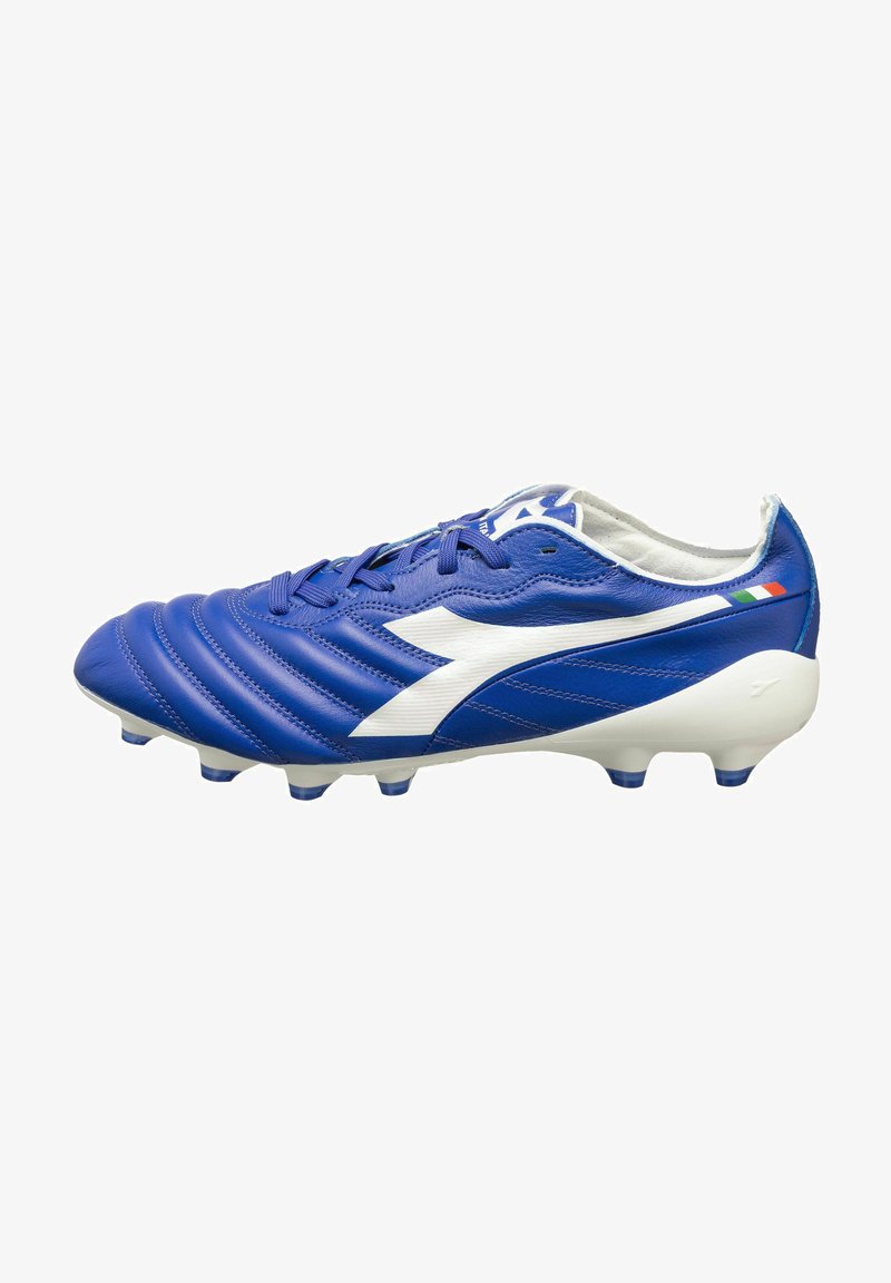 Scarpa da calcio blu in pelle con accenti bianchi, superficie testurizzata e cinque tacchetti. Presenta un design scanalato e un reto per il tallone.