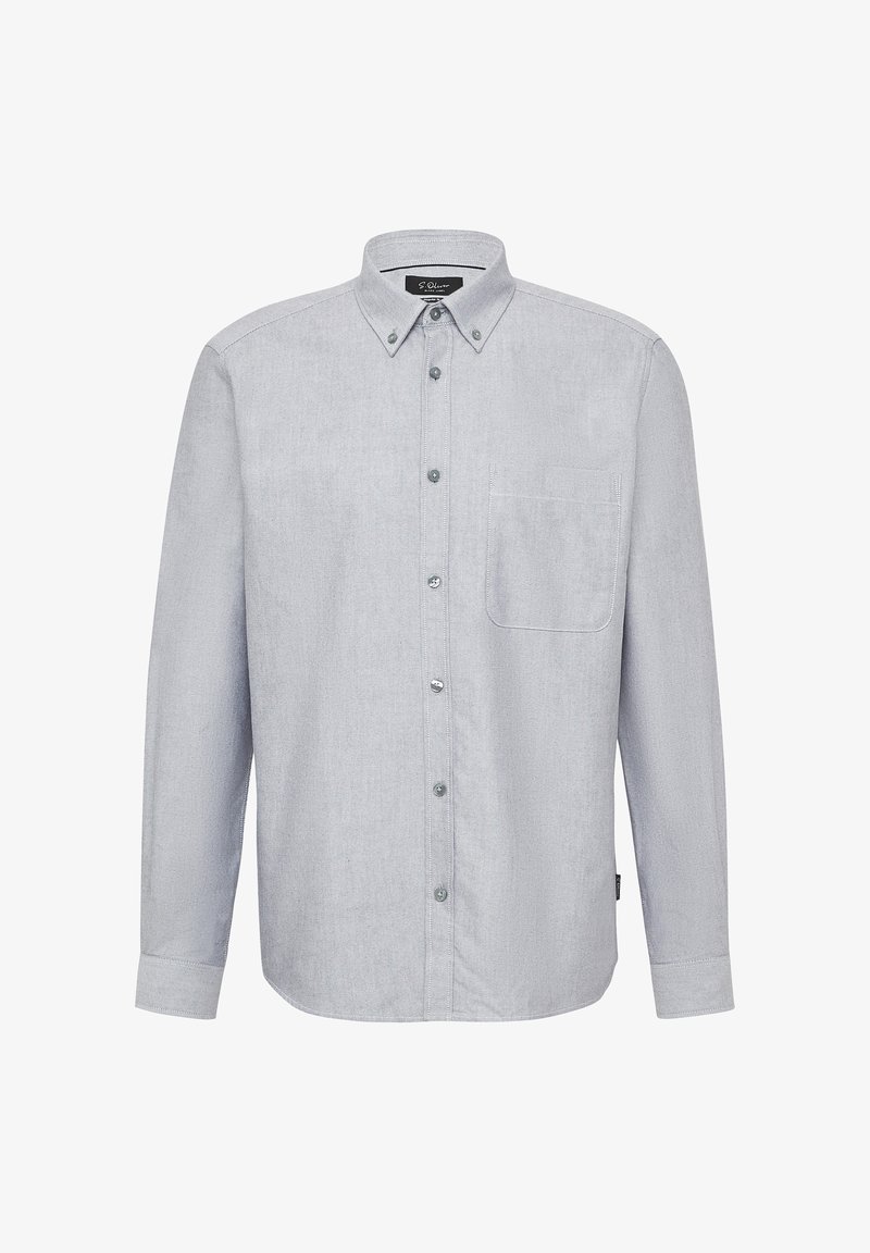 Camisa de botón de manga larga color gris claro con cuello puntiagudo, bolsillo frontal y textura sutil. Presenta botones grises en la parte delantera.