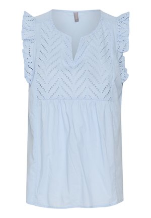 Blouse en coton bleu clair avec un décolleté en V, broderie décorative en forme de chevron découpée au niveau du buste, et manches volantes.