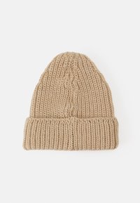Beanie a maglia beige con risvolto a costine, presenta un motivo a treccia sul corpo principale. Il tessuto testurizzato conferisce un aspetto caldo.