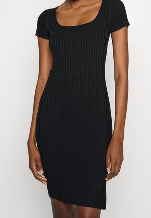 Robe noire à côtes avec des manches courtes, décolleté carré et design ajusté. Dotée de lignes verticales et d'une longueur au milieu de la cuisse.