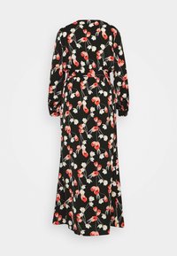 Robe noire longue à motifs floraux avec des fleurs rouges et blanches, à manches longues, un col rond, et une taille ceinturée pour une silhouette ajustée.