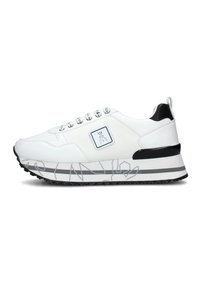 Sneaker bianco con una texture in pelle liscia, dettagli neri, suola spessa e grafica laterale. Caratterizzato da gli occhielli metallici e il logo.