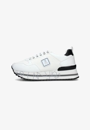 Sneaker bianco con una texture in pelle liscia, dettagli neri, suola spessa e grafica laterale. Caratterizzato da gli occhielli metallici e il logo.