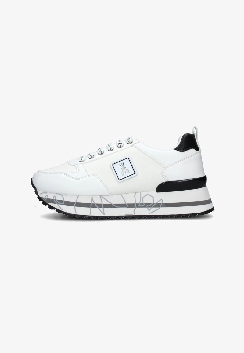Sneaker bianco con una texture in pelle liscia, dettagli neri, suola spessa e grafica laterale. Caratterizzato da gli occhielli metallici e il logo.