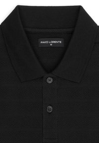 Czarna koszulka polo z teksturowanym wzorem, z poziomymi paskami, kołnierzykiem i trzema czarnymi guzikami. Metka mówi "PAKO LORENTE M."