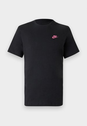 Zwarte katoenen T-shirt met een ronde halslijn en korte mouwen. Bevat een roze Nike-logo aan de bovenkant aan de linkerzijde. Glad textuur.