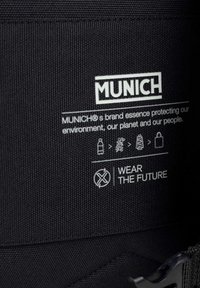 Tela negra con texto impreso en blanco. Presenta logotipos y gráficos relacionados con la sostenibilidad y prácticas respetuosas con el medio ambiente.