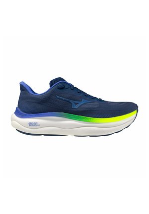 Zapatilla de running azul marino con suela blanca, detalle en la entresuela con degradado verde y amarillo, y logo de Mizuno en el lateral y el talón.