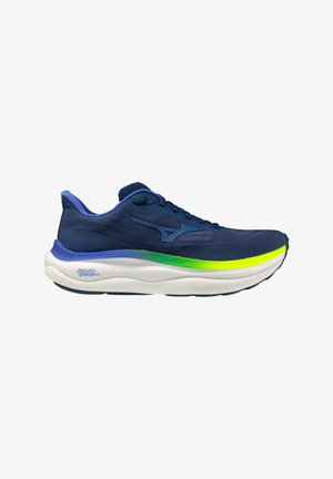 Chaussure de course bleu marine avec semelle blanche, détail en dégradé vert et jaune sur la semelle intermédiaire, et logo Mizuno sur le côté et le talon.