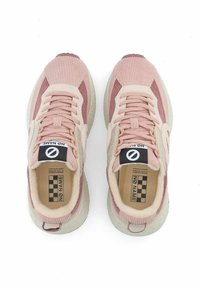Rosa Sneakers mit einem Obermaterial aus strukturiertem Gewebe, cremefarbenen Akzenten und einer gepolsterten Zunge. Sie verfügen über runde Schnürsenkel und ein kontrastierendes Logo auf der Zunge.