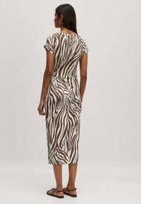 Kaffeebraunes und cremefarbenes Zebra-Muster Midikleid mit kurzen Ärmeln und taillierter Silhouette, hergestellt aus leichtem Stoff, mit einer gebundenen Detail an der Taille.