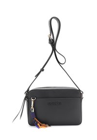 Bolso bandolera de cuero negro con herrajes dorados, cierre de cremallera y acentos de borlas coloridas. Forma rectangular con correa ajustable.