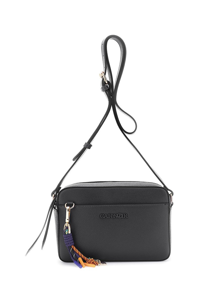 Bolso bandolera de cuero negro con herrajes dorados, cierre de cremallera y acentos de borlas coloridas. Forma rectangular con correa ajustable.