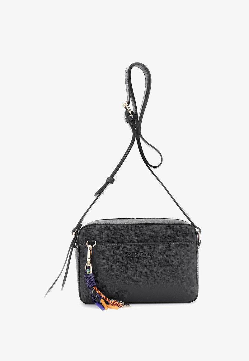 Bolso bandolera de cuero negro con herrajes dorados, cierre de cremallera y acentos de borlas coloridas. Forma rectangular con correa ajustable.