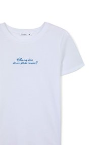 T-shirt bianca in cotone con un testo ricamato blu sul petto, dal taglio casual e con maniche corte.