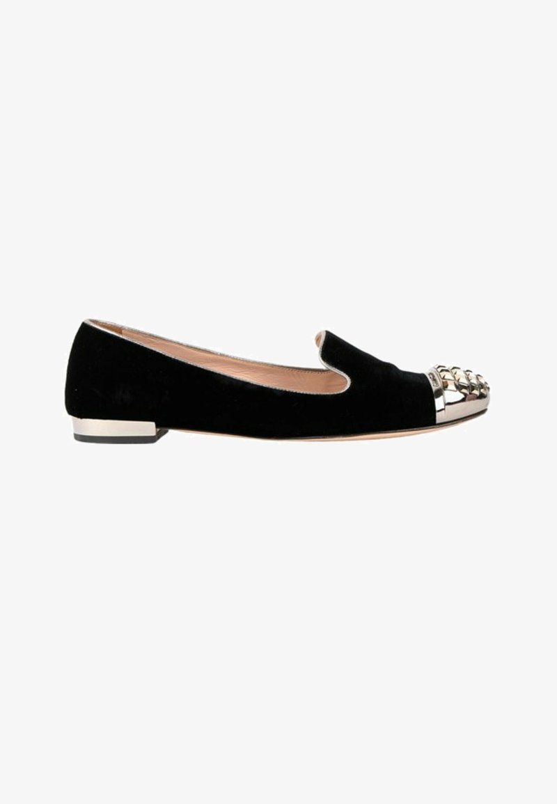 Chaussure plate en velours noir avec embout en métal argenté et petits clous, talon bas avec accent argenté et doublure intérieure beige.